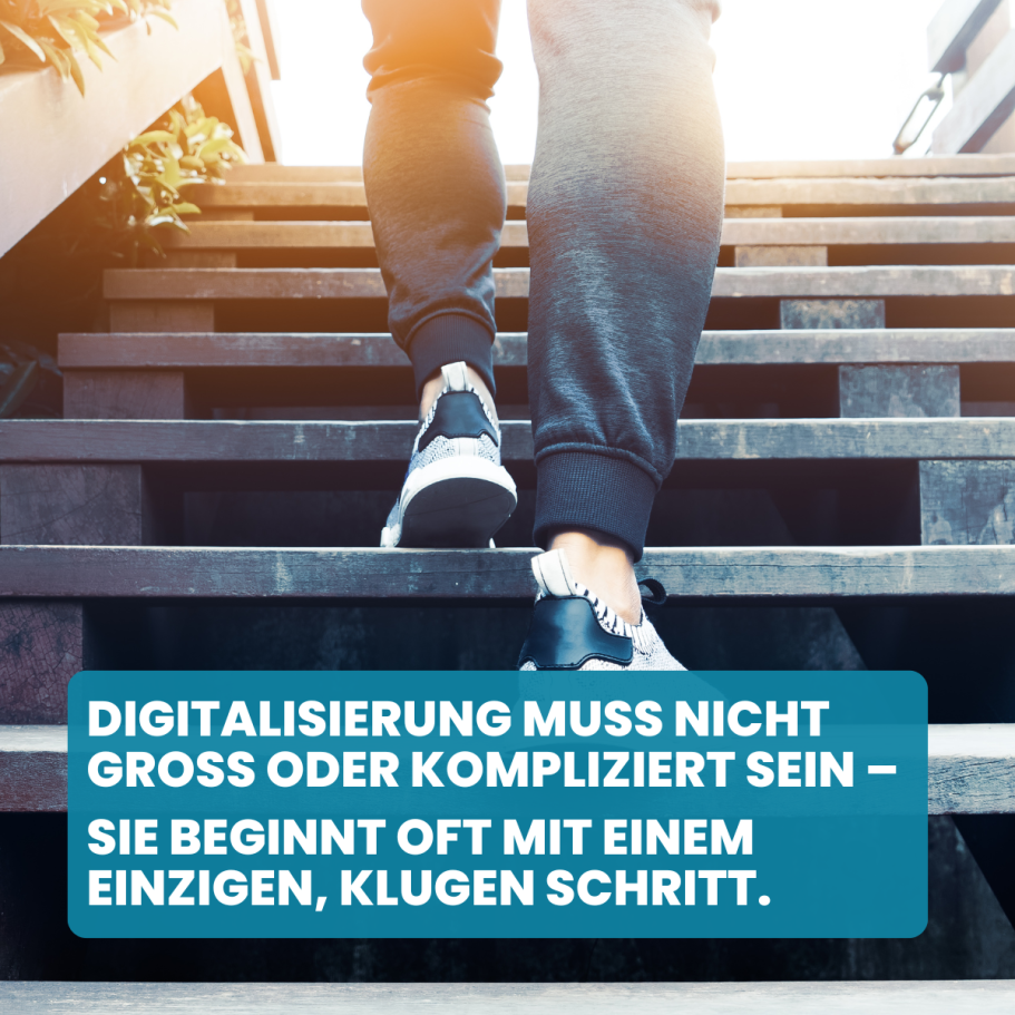 Partnerschaft mit Cosmico Logo von SoftwareTheke und COSMICO GmbH in eleganten goldenen Kreisen.