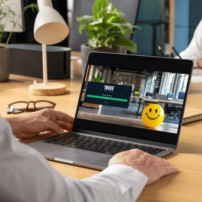 Frohe Weihnachten Zwei festliche Tassen auf einer grünen Weihnachtsdeko, umgeben von Beeren.