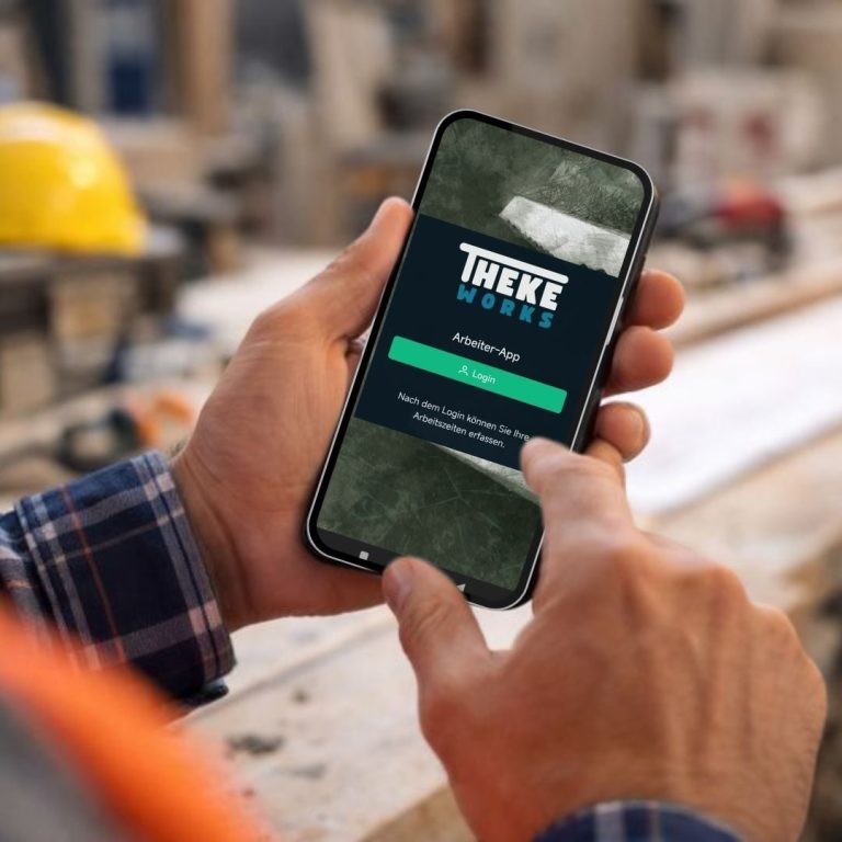 Frohe Weihnachten Zwei festliche Tassen auf einer grünen Weihnachtsdeko, umgeben von Beeren.